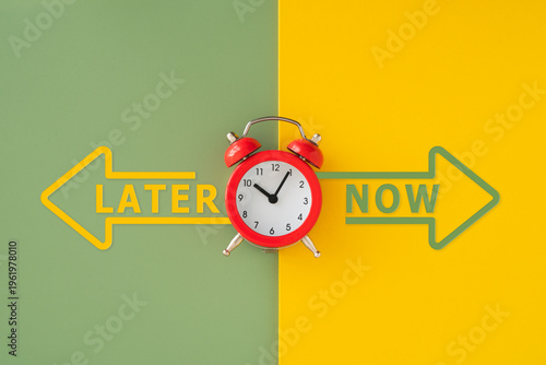 Cuadro en lienzo analog red clock and   now and later text inside arrow on grunge two color backg