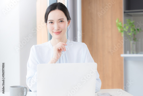 未来を考える前向きに働く女性のキャリアと成長のビジネスイメージ　正面のカメラ目線