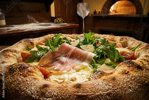 Pizza artesanal napolitana, na pizzaria rustica, com forno ao fundo