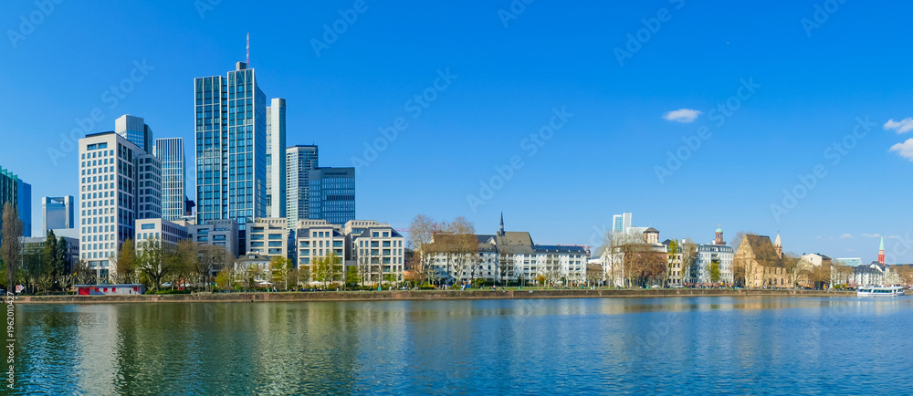 Fototapeta premium Panorama Main vor Skyline Frankfurt