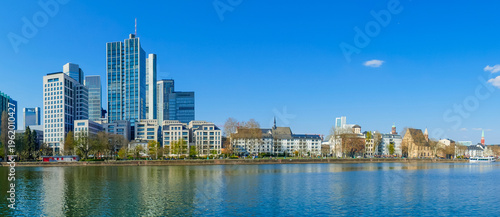 Panorama Main vor Skyline Frankfurt