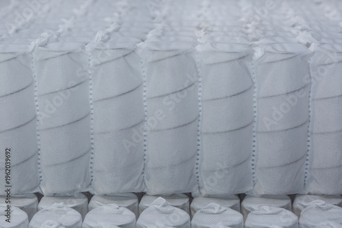 Foto Close-up of pocket spring system in mattress manufacturing