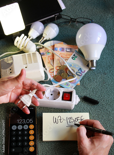Bild auf Leinwand Luz, electricidad, enchufe y dinero para factura de consumo y subida coste eléct