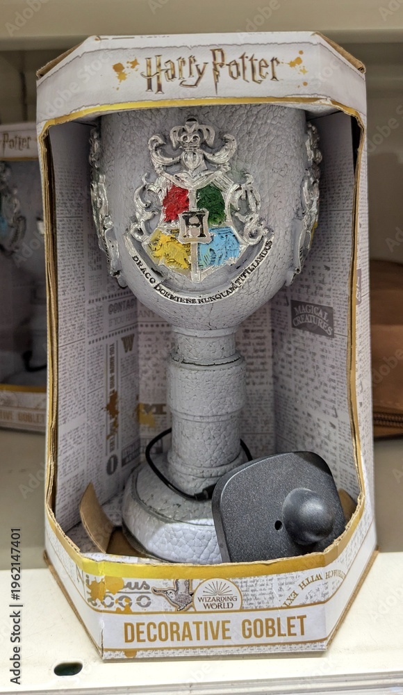 Obraz premium Cáliz coleccionable de Harry Potter, inspirado en pociones y casas de Hogwarts, en su caja oficial de merchandising, Toy Planet, Madrid, España, 20 de febrero de 2026 