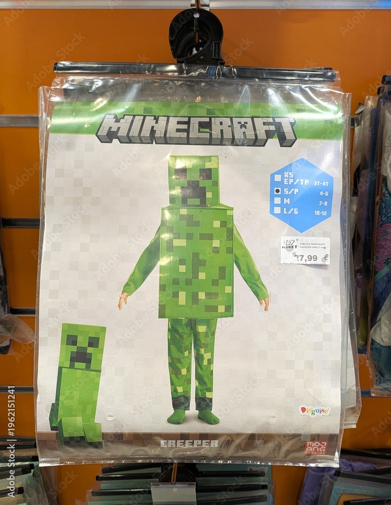 Naklejka premium Disfraz de estilo Minecraft en expositor de tienda Toy Planet en Madrid, España, 20 de febrero de 2026 