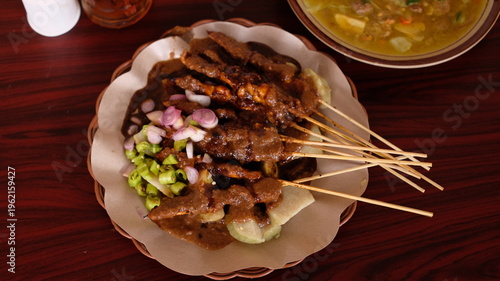 Foto Delicious grilled chicken satay with savory peanut sauce, authentic Indonesian s