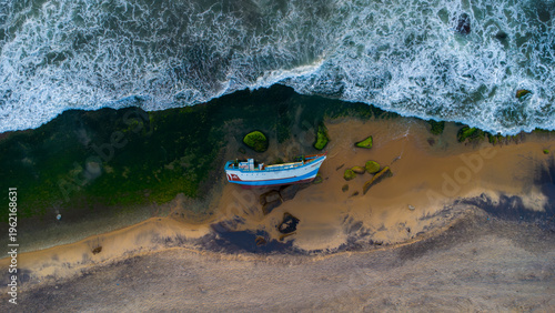 Foto The capsized boat on the beach.