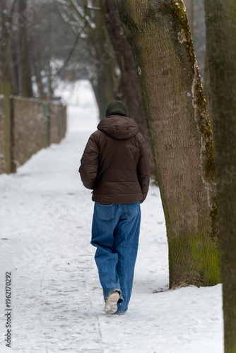 Samotna dziewczyna na spacerze w zimie