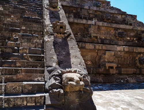 Fotografie Uncover the grandeur of ancient stone architecture and detailed carvings at a hi