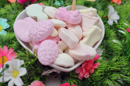 Présentation de petites meringues pascales