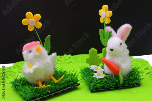 poussin et petit lapin en décoration pascale