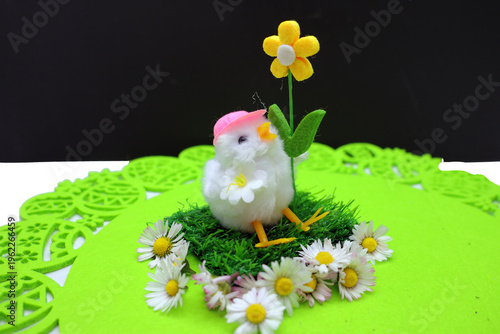 Petit poussin  de Päques à la casquette rose 