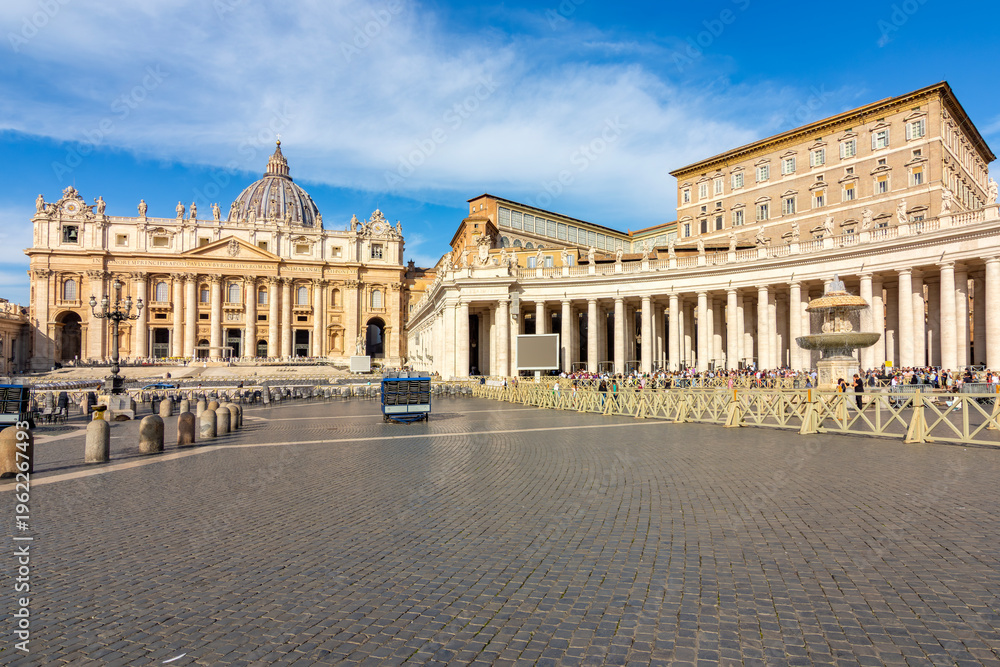 Obraz premium St Peter's basilica and Apostolic palace on St Peter's square in Vatican, center of Rome, Italy