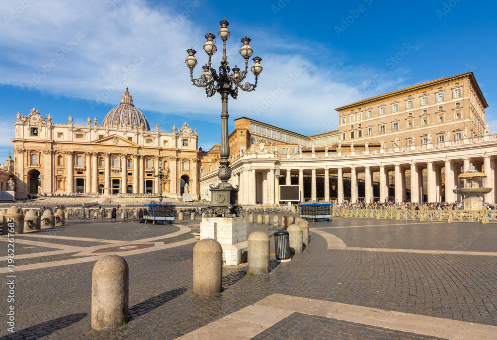 Obraz premium St Peter's basilica and Apostolic palace on St Peter's square in Vatican, center of Rome, Italy