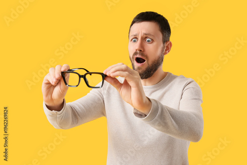 Shocked young man with eyeg...