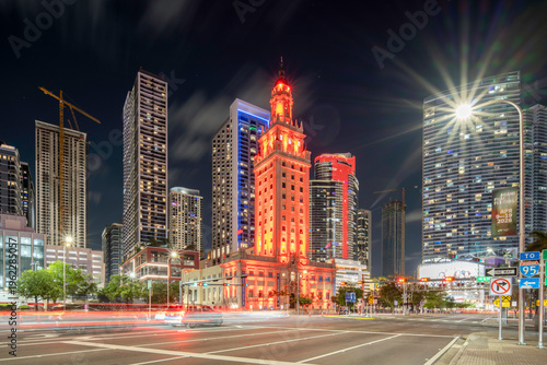 Cuadro en lienzo Historic Miami Freedom Tower at night