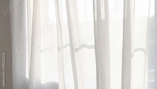  Tela ligera colgando en ventana con pliegues naturales y luz suave entrando.
