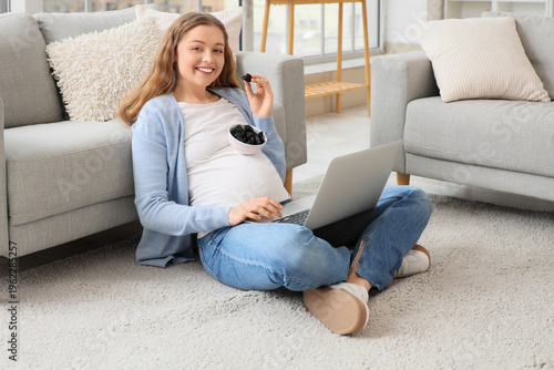 Young pregnant woman with d...