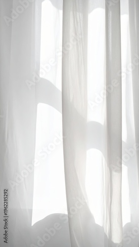  Cortina translúcida iluminada con sombras suaves que crean un ambiente ligero y elegante.
