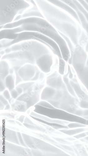  Patrones luminosos formados por reflejos en agua clara con formas fluidas y orgánicas.
