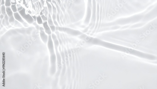  Ondas de luz sobre superficie clara creando patrones abstractos y reflejos suaves.
