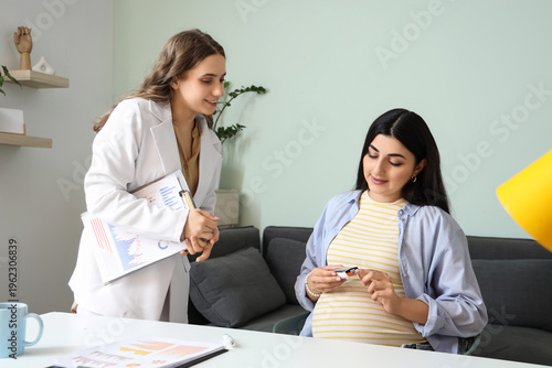 Young pregnant woman with g...