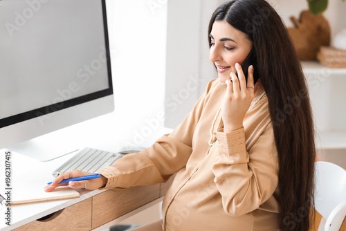 Pregnant businesswoman talk...