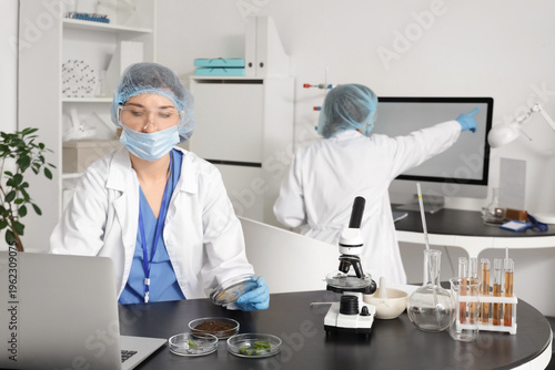 Female scientist working wi...