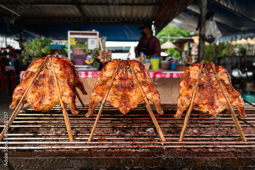 Foto Grilled chicken and chicken offal on a charcoal grill Cooked and ready to eat