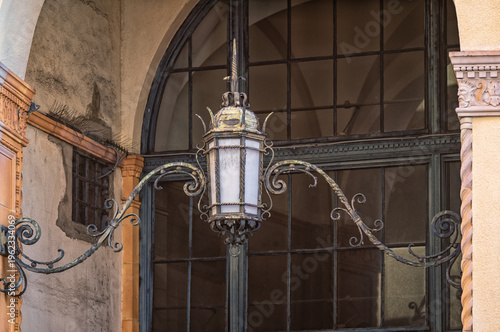 Fotografie Old Baroque Styled Street Gas Lamp with an Ornate Building Background