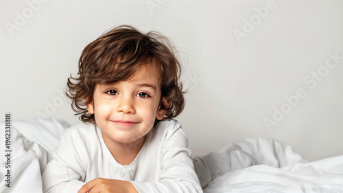 Primer plano de niño pequeño feliz y sonriente