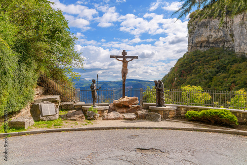 Φωτογραφία A scenic viewpoint featuring bronze statues of the crucifixion on the path leading to the Santuario Basilica Madonna della Corona in northern Spiazza, Italy