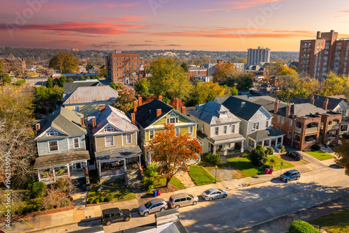Cuadro en lienzo Aerial view of large Victorian homes in Macon, old historical city in Georgia