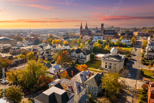 Fotografía Scenic city of Macon, Georgia highlighting historic district with vintage buildings, urban streets and preserved southern American architectural landscape