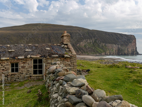 Εκτύπωση καμβά Burnmouth Bothy with a heather thatched roof  Rackwick Bay Hoy Orkney isles