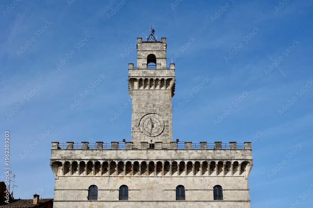 Obraz premium Palazzo Comunale Tower in Montepulciano under Clear Autumn Sky, Italy