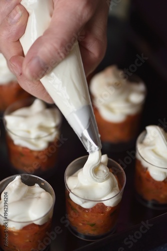Garnir des verrines avec une poche à douille