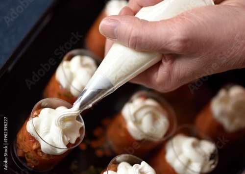 Garnir des verrines avec une poche à douille