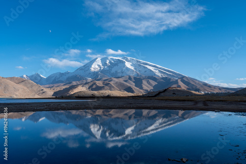 Obraz na płótnie Majestic Muztagh Ata Peak with Perfect Reflection in Karakul Lake, Pamir Plateau