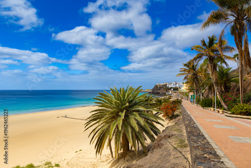 Foto Panoramic view of a sandy beach with turquoise ocean under a blue sky, Morro Jab