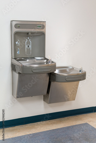Cuadro en lienzo Modern drinking water fountain with bottle filling station on wall