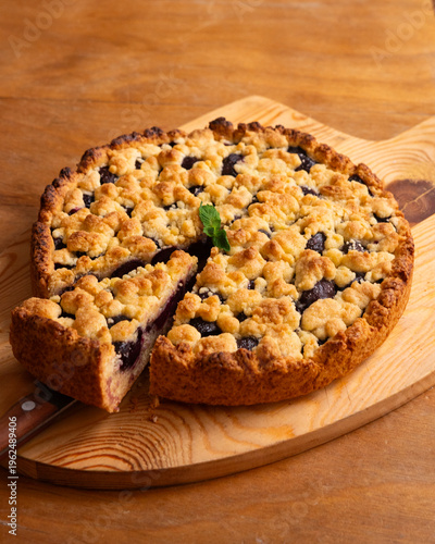 Canvastavla Delicious homemade cherry crumble pie with fresh mint garnish on a wooden board