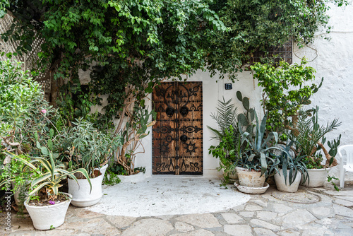 Fotografía Typical traditional tunisian house entrance, with flowers