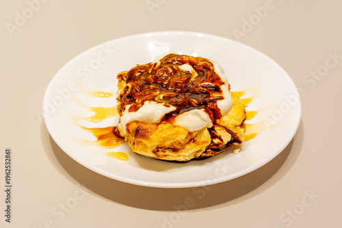 Canvastavla Pastry dessert with cream and caramel sauce close up on plate