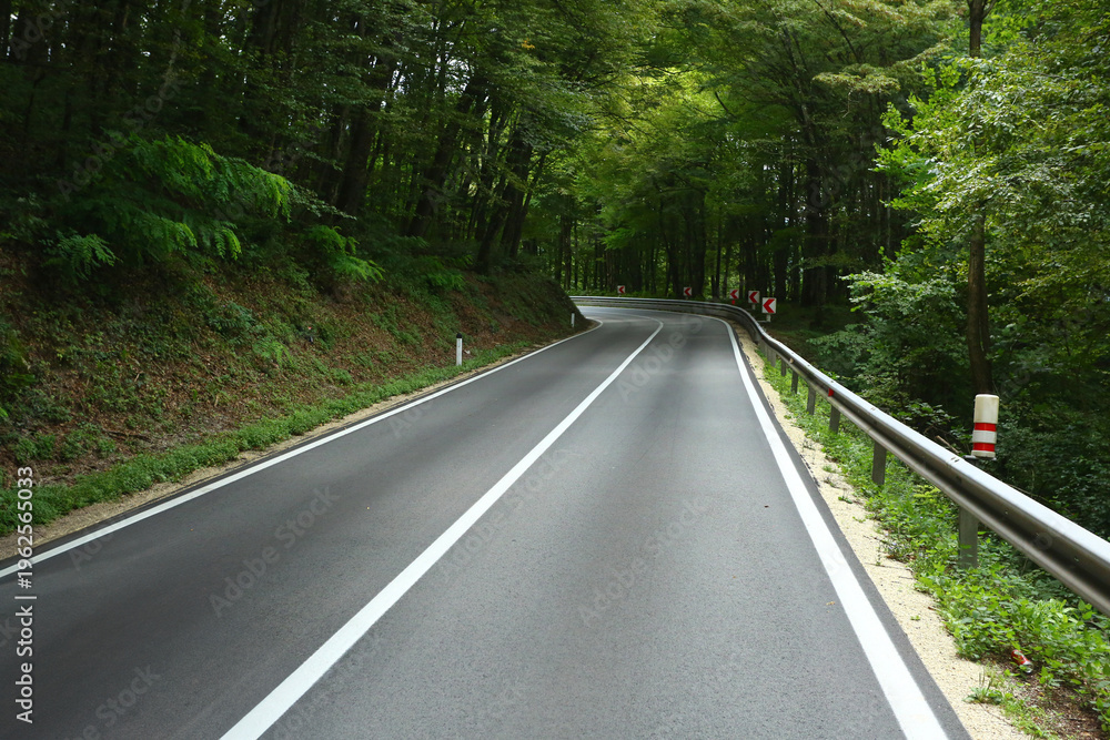 Obraz premium Open Road Through Countryside Landscape