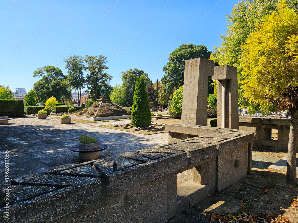 Obraz premium Cemetery with a stone wall and a stone archway. The archway is open and the cemetery is empty