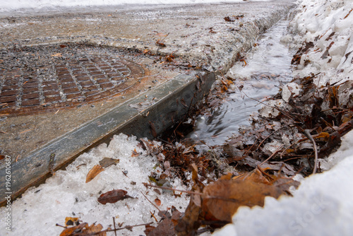 Égout de pluie et rigole, au printemps,  jour, horizontal