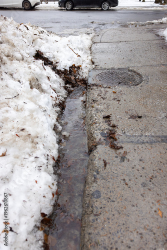 Rigole d'eau vers égoût pluvial, jour, vertical