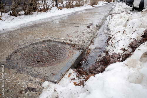 Fonte des neige, rigole vers égout pluvial, jour, horizontal