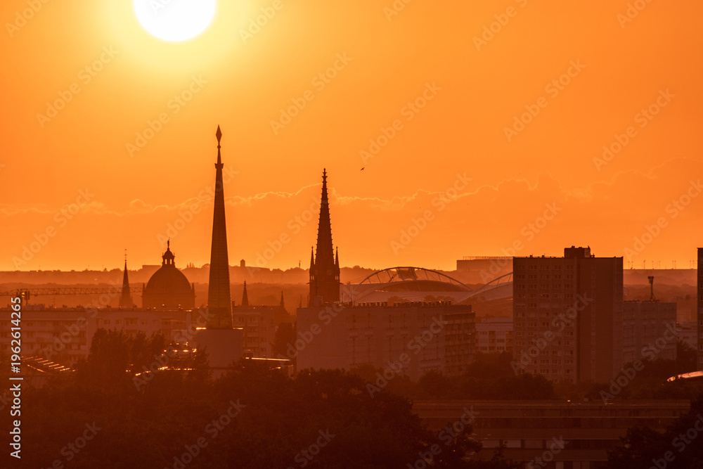 Naklejka premium Sunset above the Leipzig skyline, Germany